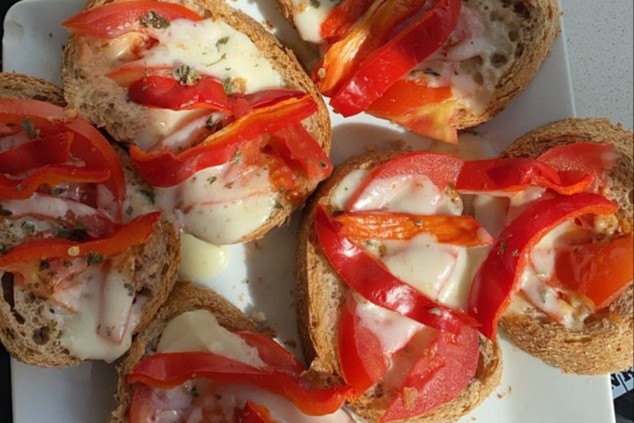 Çok Pratik ve Sağlıklı: Ezine Peynirli Domatesli Ekmek Dilimleri