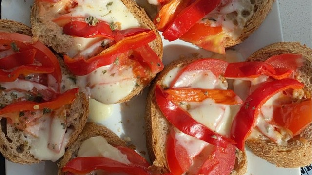 Çok Pratik ve Sağlıklı: Ezine Peynirli Domatesli Ekmek Dilimleri