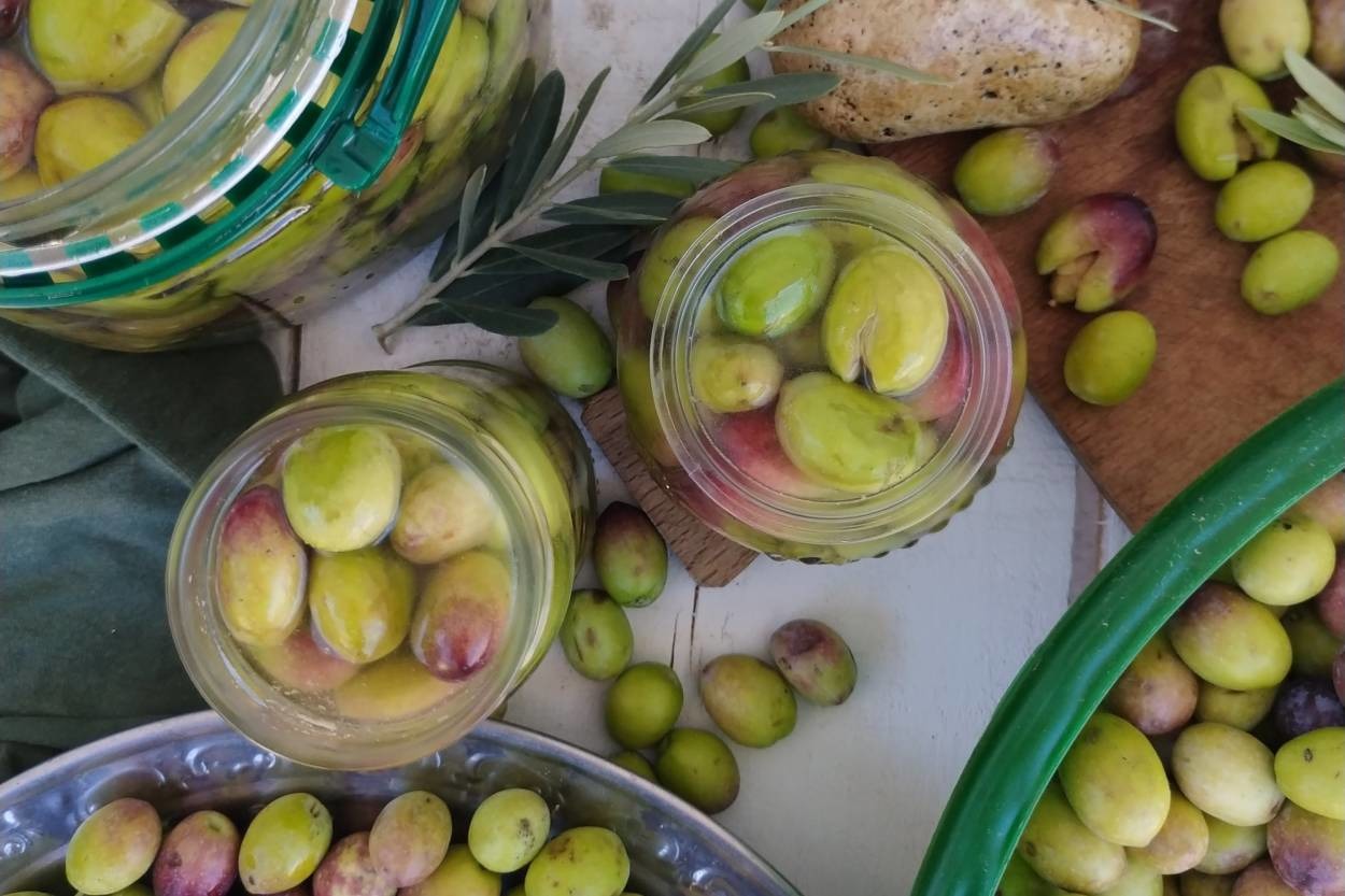 Kahvaltı Sofralarına: Kırma Yeşil Zeytin