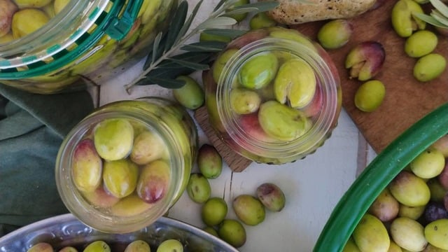 Kahvaltı Sofralarına: Kırma Yeşil Zeytin