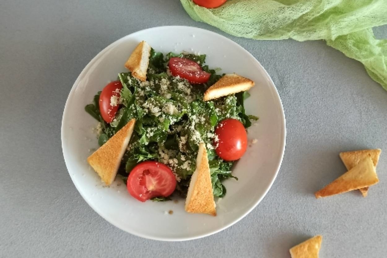 Ara Öğünlere: Ballı Balsamik Sirkeli Roka Salatası