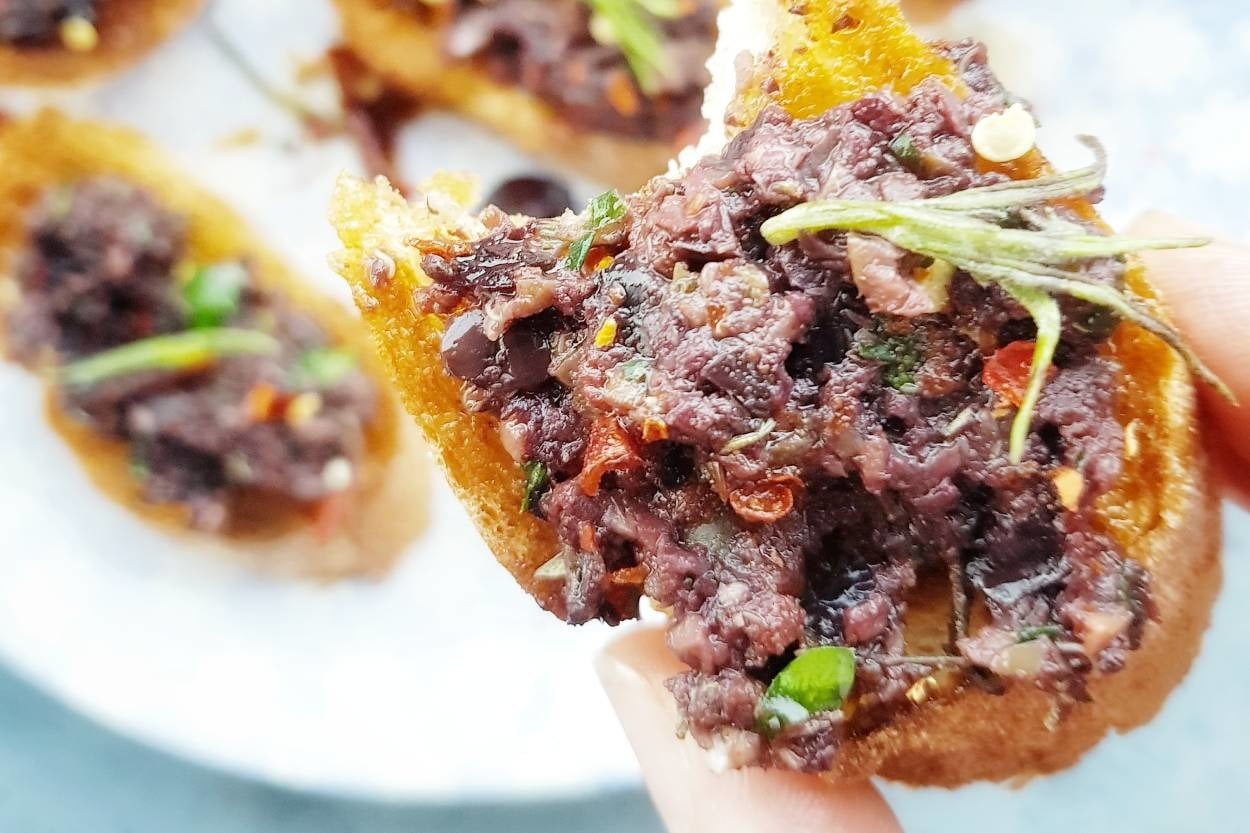 Ekmek Üstü Lezzet: Tapenade