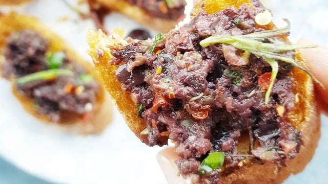 Ekmek Üstü Lezzet: Tapenade