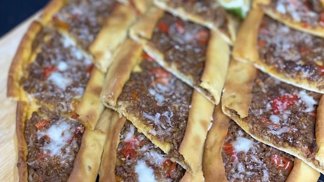 Dışarıda Yediklerinizden Daha Lezzetli: Ev Yapımı Kıymalı Pide