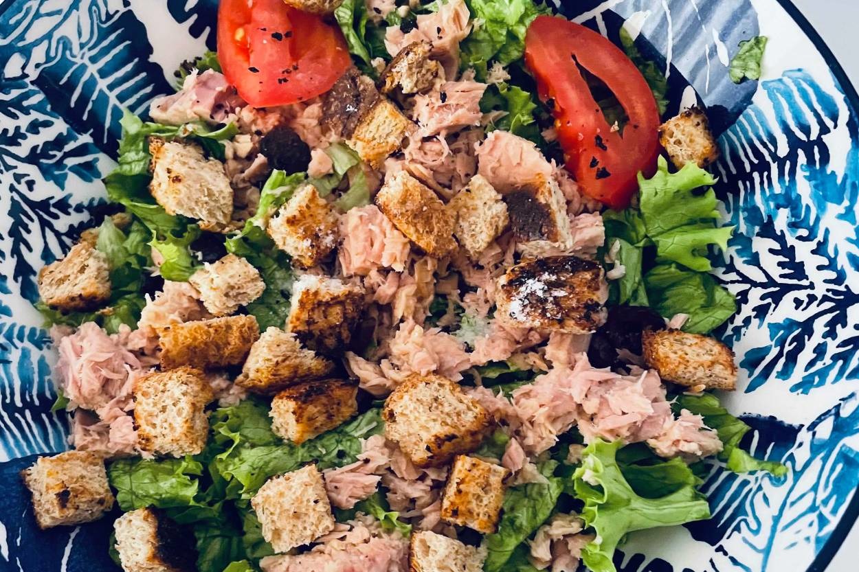 Tadı Muazzam: Krutonlu Ton Balıklı Salata