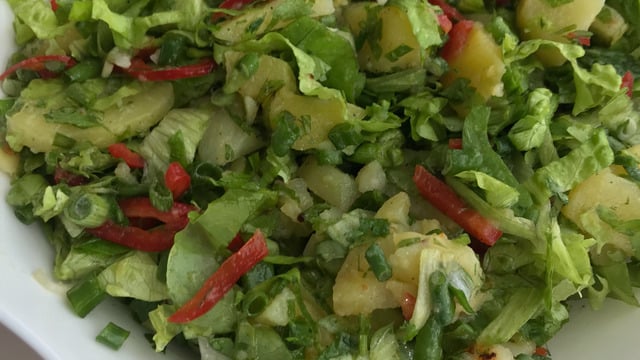 Klasiklerden Vazgeçemeyenlere: Pratik Patates Salatası
