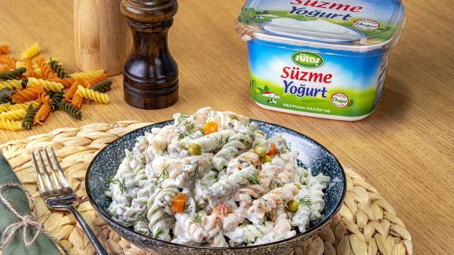 Hafif ve Doyurucu: Süzme Yoğurtlu Makarna Salatası