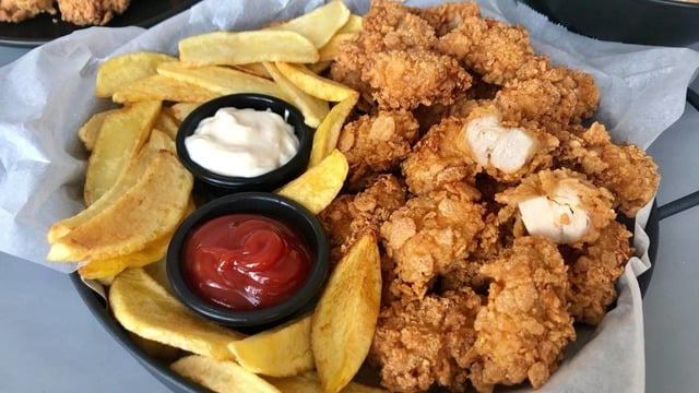 En Sevilen Lezzetlerden: Çıtır Tavuk ve Coleslaw Salatası