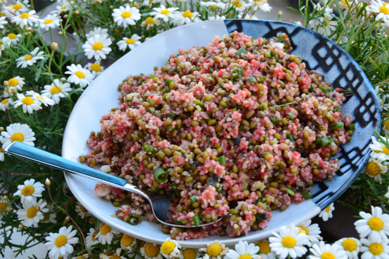 Ferahlık Onda: Çilek Soslu Maş Fasulyeli Kinoa Salatası