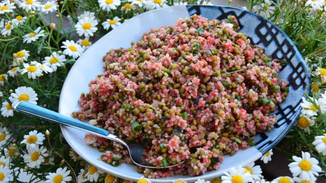 Ferahlık Onda: Çilek Soslu Maş Fasulyeli Kinoa Salatası