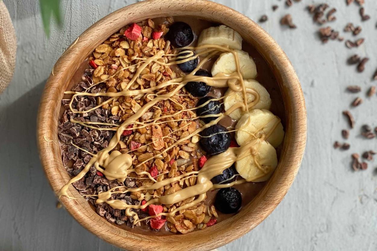 Renk Şöleni Yaratan: Kakaolu Smoothie Bowl