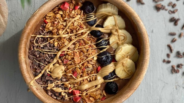 Renk Şöleni Yaratan: Kakaolu Smoothie Bowl