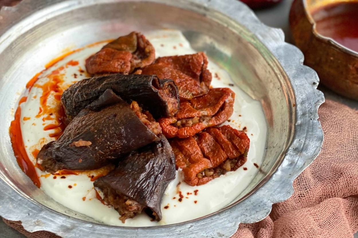 Yanında Kaymaklı Yoğurtla: Kuru Biber ve Kuru Patlıcan Dolması