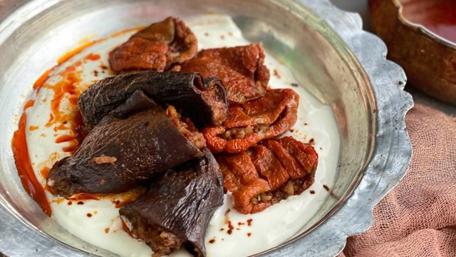 Yanında Kaymaklı Yoğurtla: Kuru Biber ve Kuru Patlıcan Dolması