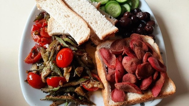 Aynı Şeyleri Hazırlamaktan Sıkılanlara: Acı Sebze Mezesi