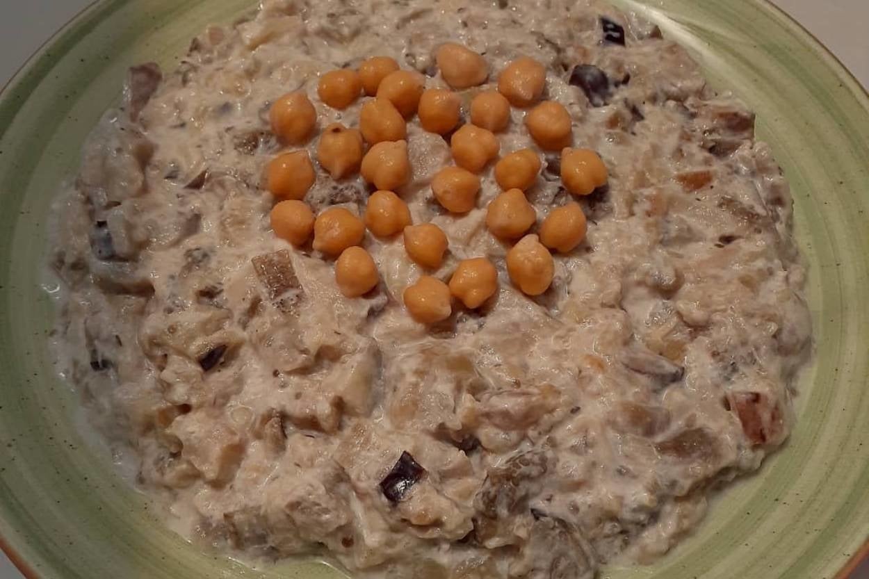 Sarımsaklı Yoğurtla: Köz Patlıcan Salatası