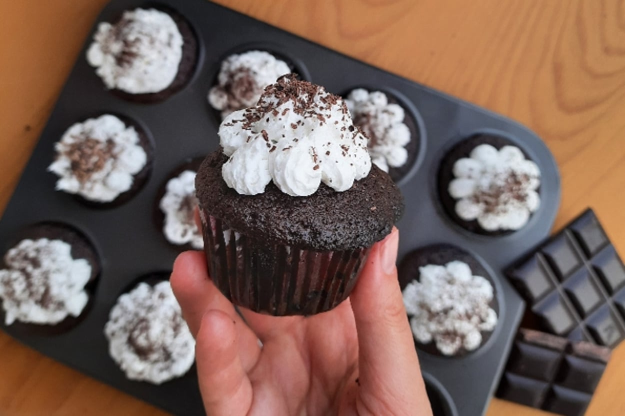 Damaklara Şenlik: Damla Çikolatalı Kolay Cupcake