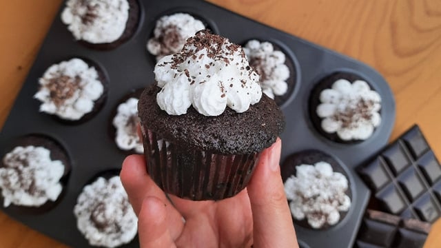 Damaklara Şenlik: Damla Çikolatalı Kolay Cupcake