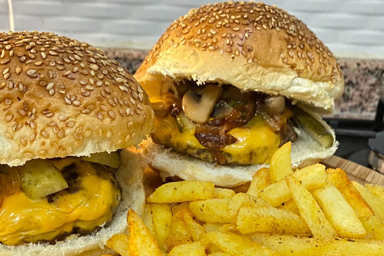 Cheddar Nasıl Yakışır: Mantarlı Karamelize Soğanlı Hamburger