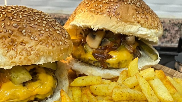Cheddar Nasıl Yakışır: Mantarlı Karamelize Soğanlı Hamburger