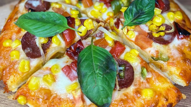 En Lezzetlisi Evde Yapılan: Bol Malzemeli Pizza