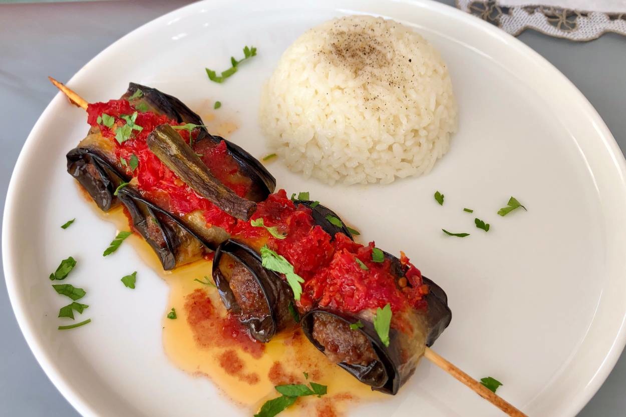 Davet Sofralarına: Köfteli Patlıcan Sarma