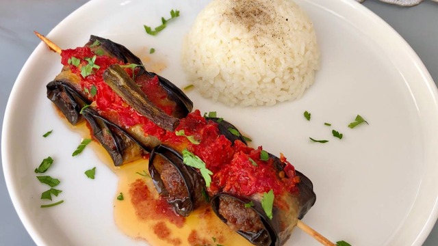 Davet Sofralarına: Köfteli Patlıcan Sarma