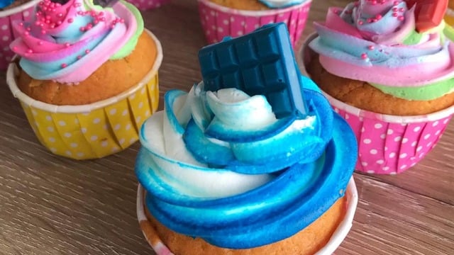 Tatlı Görünümleriyle: Gökkuşağı Cupcake