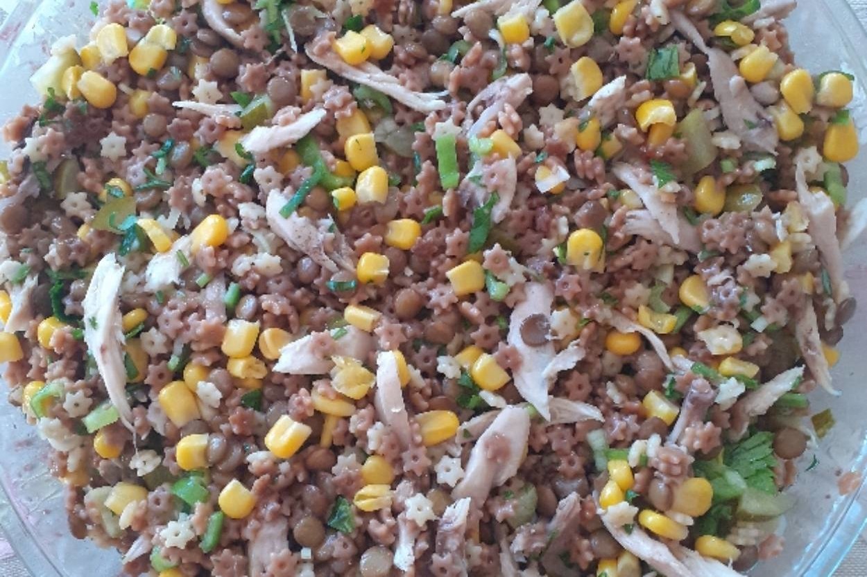 Doyurucu Lezzetlerden: Yeşil Mercimekli Tavuklu Şehriye Salatası