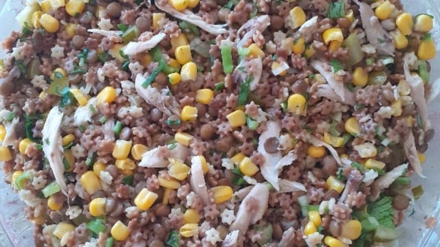 Doyurucu Lezzetlerden: Yeşil Mercimekli Tavuklu Şehriye Salatası