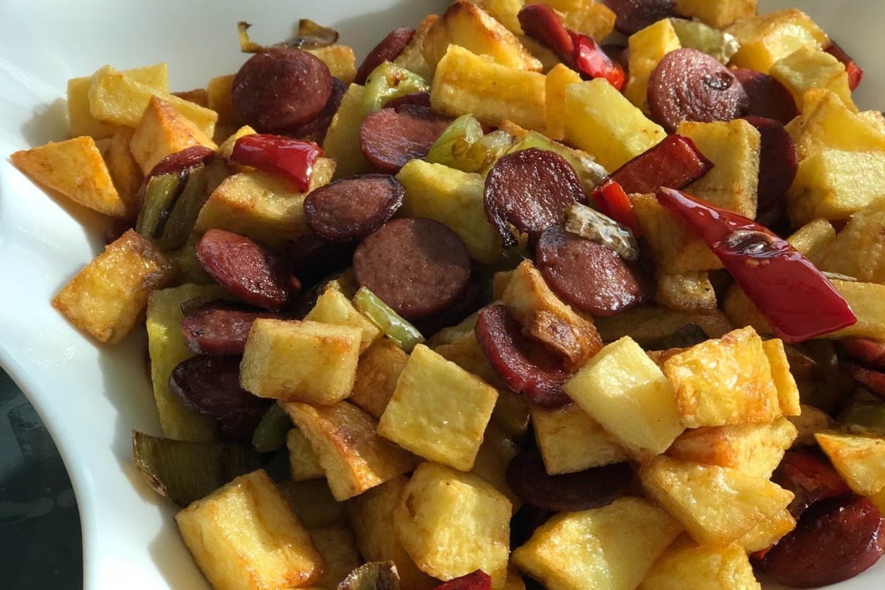 Çok Pratik Kahvaltılık: Sosisli Patates Sote