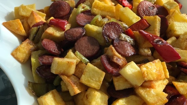 Çok Pratik Kahvaltılık: Sosisli Patates Sote