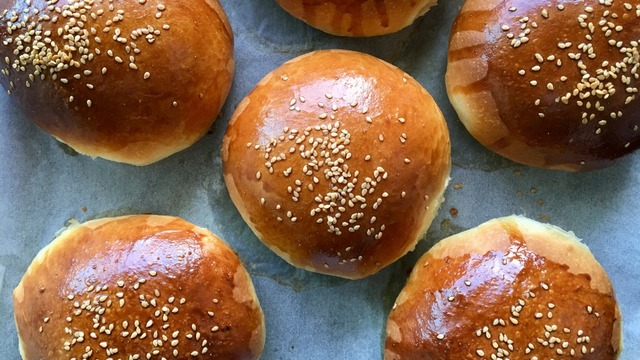 Evde Burger Keyfi: Tam Ölçülü Hamburger Ekmeği