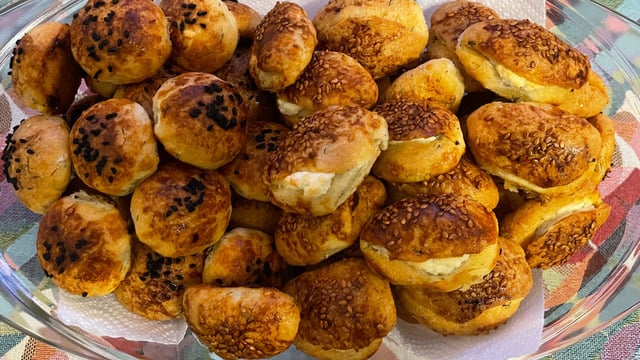 Akışkan Peyniriyle: Dereotlu Mini Poğaça