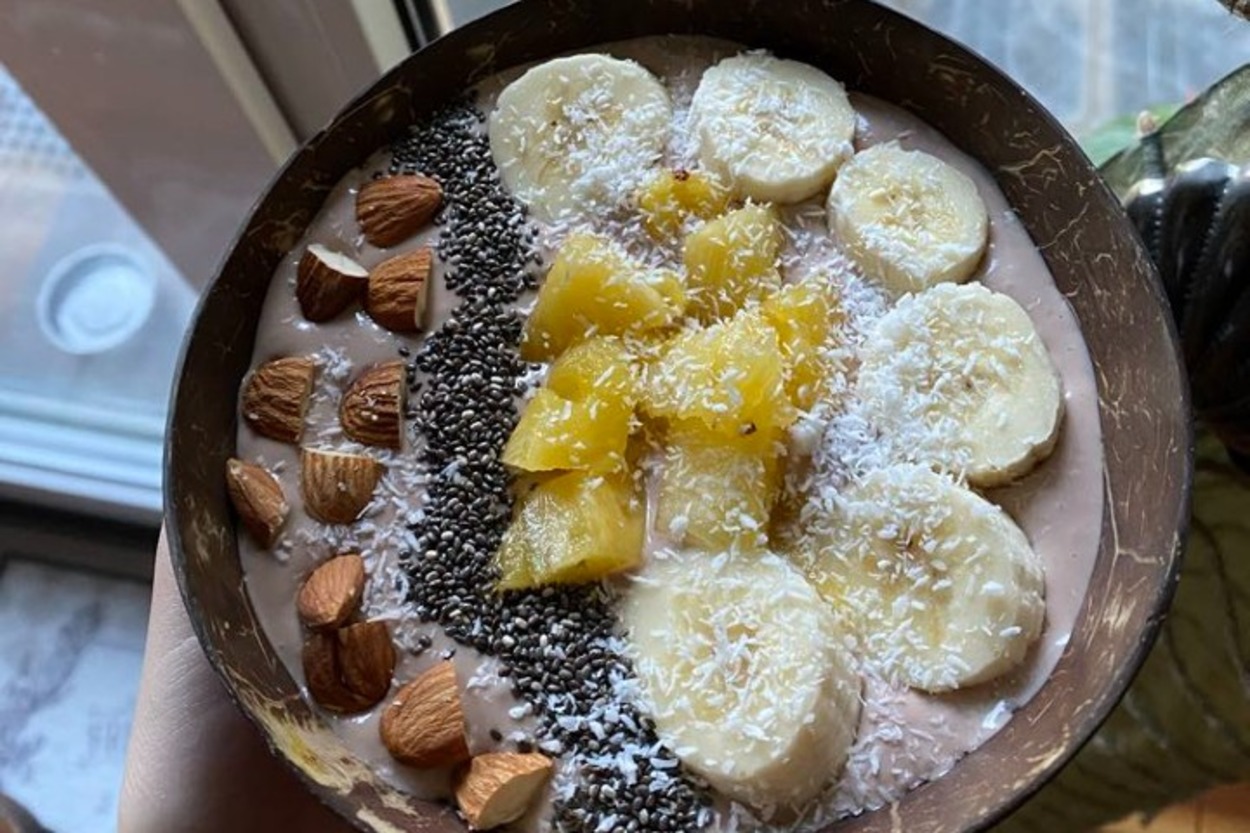 Hafif Sabahlara: Glutensiz Çikolatalı Smoothie Bowl