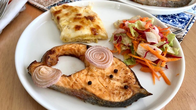Patates Graten Eşliğinde: Izgara Somon