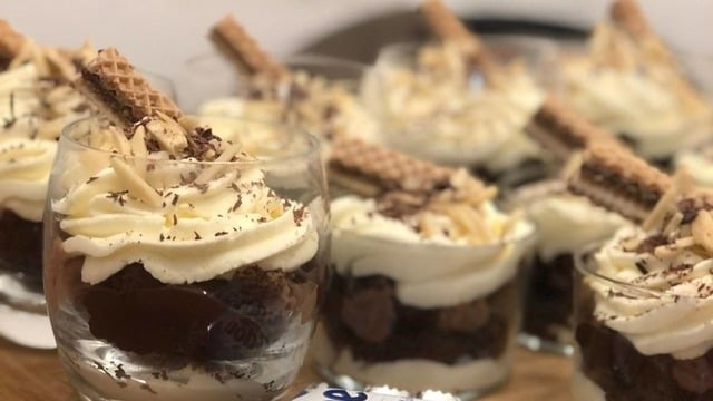 Şık Görünümüyle: Gofretli Bardak Tatlısı