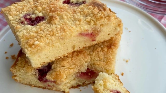 Peynir Kremasıyla: Cheesecake Tadında Vişneli Kek