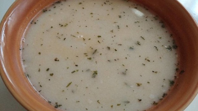 Kış Günlerinde Sofraları Isıtan: Arpa Şehriyeli Yoğurt Çorbası