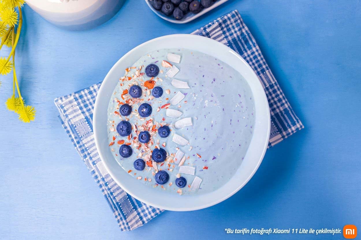 Sakız Mavisi Rengiyle: Muzlu Yaban Mersinli Granola Smoothie Bowl