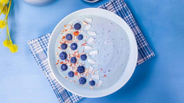 Sakız Mavisi Rengiyle: Muzlu Yaban Mersinli Granola Smoothie Bowl