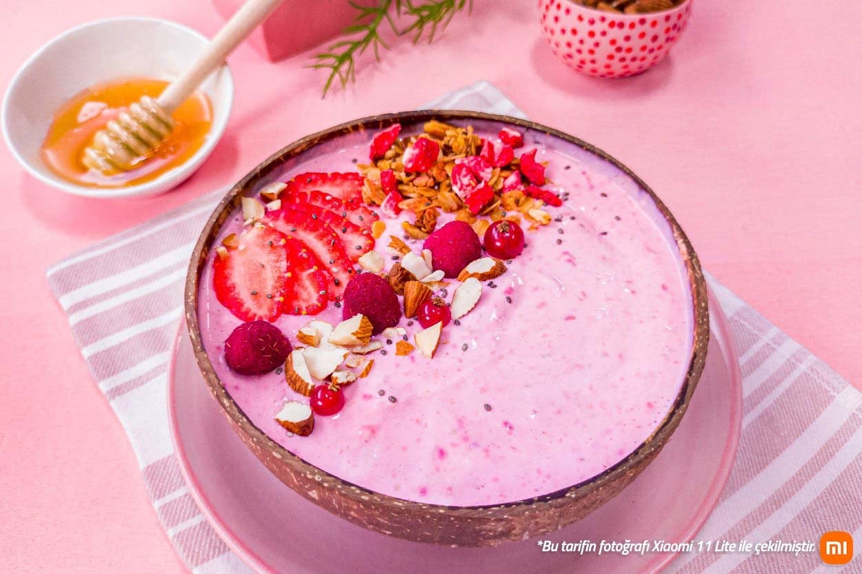 Rengi Şeker Pembesi: Frambuaz ve Hindistan Cevizli Smoothie Bowl