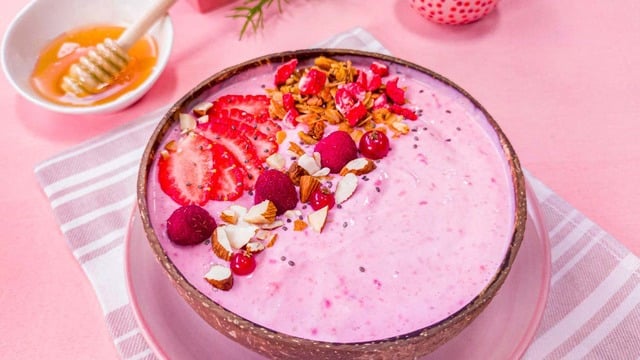 Rengi Şeker Pembesi: Frambuaz ve Hindistan Cevizli Smoothie Bowl
