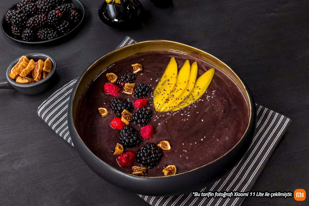 İnci Siyahı: Aktif Karbonlu İncir ve Cevizli Smoothie Bowl