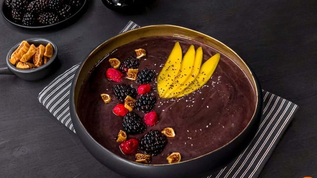 İnci Siyahı: Aktif Karbonlu İncir ve Cevizli Smoothie Bowl