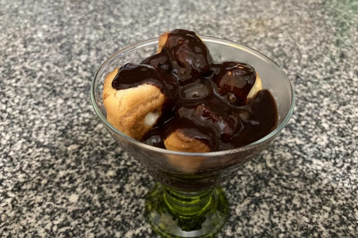 Harika İç Dolgusuyla: Kasede Profiterol