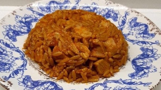 Görünümü Enfes: Tavuklu Arpa Şehriye Pilavı