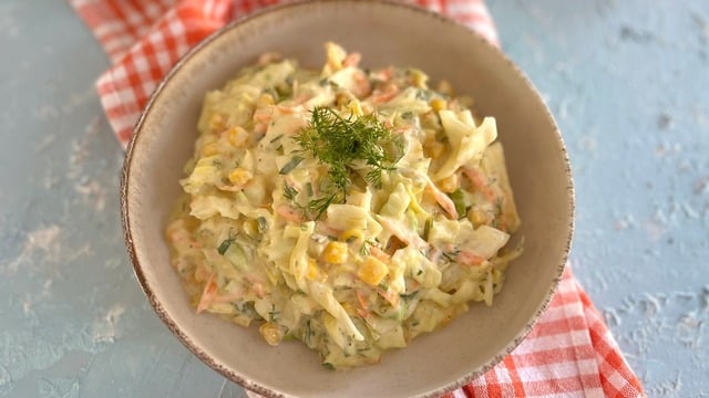 Et Yemeklerinin Yanına: Beyaz Lahana Salatası
