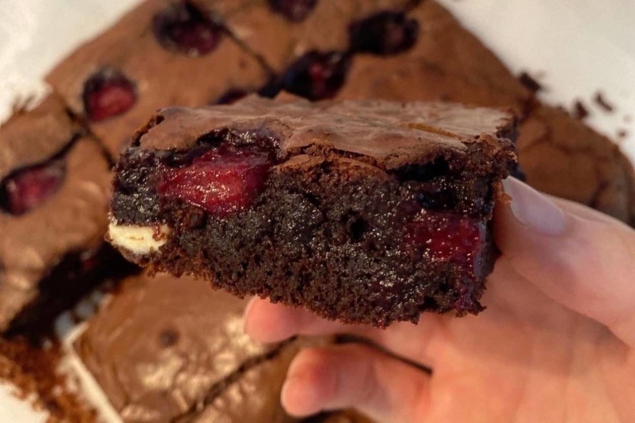 Islak İç Dokusuyla: Vişneli Brownie
