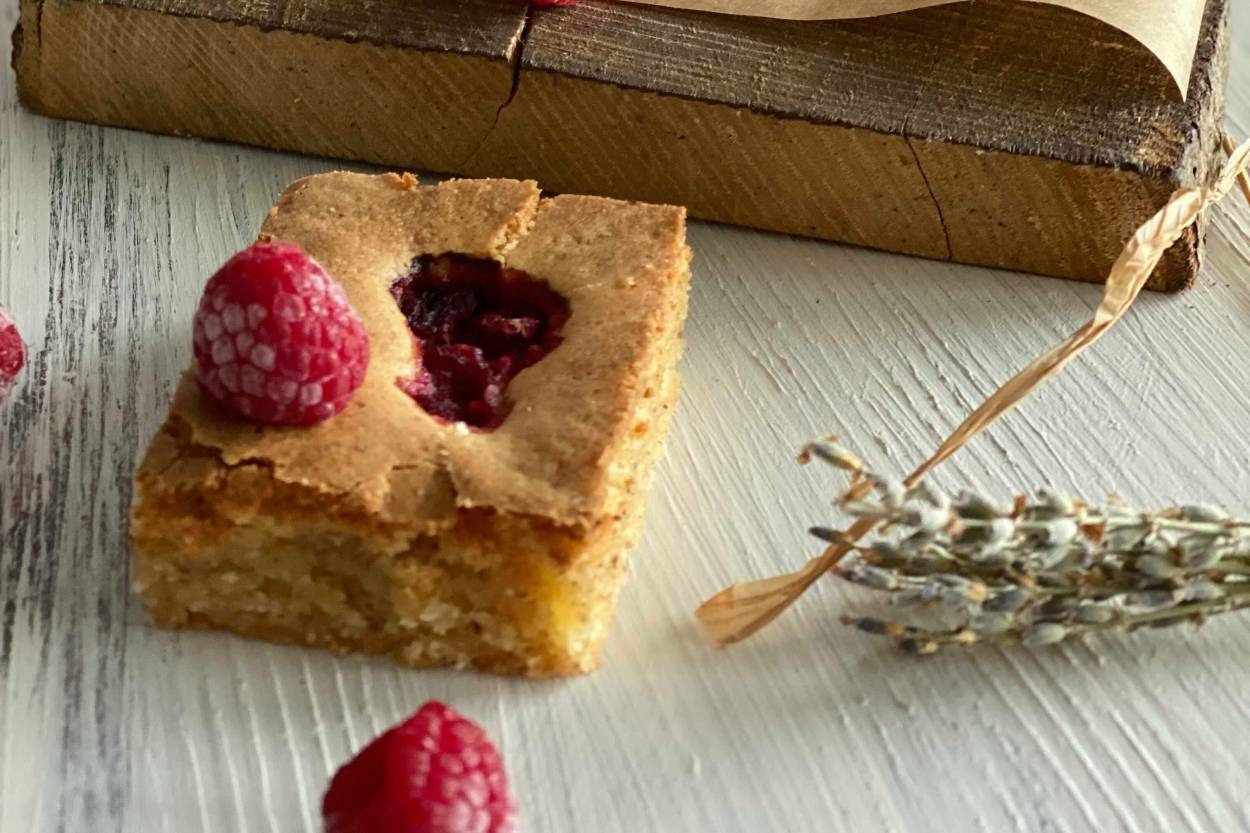 Evi Mis Gibi Kokularla Dolduran: Frambuazlı Kek